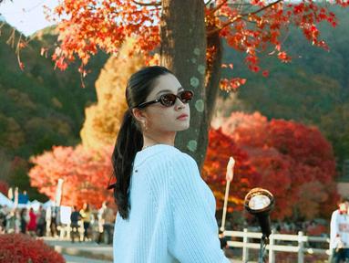 Dalam unggahan Instagramnya, Yoriko Angeline membagikan potretnya saat liburan ke Gunung Fuji, Jepang. Dalam liburannya tersebut, terlihat ia tampil dengan gaya yang simpel yaitu mengenakan sweater putih dan rok pendek dengan warna senada. (Liputan6.com/IG/@yorikooangln_)