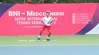 Petenis Muhamad Rifqi Fitriadi beraksi di Turnamen BNI-MedcoEnergi International Tennis M25K Seri III