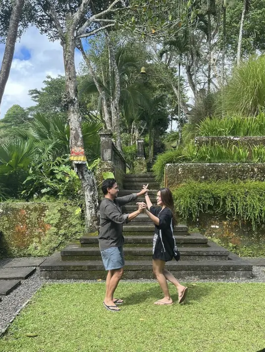 Dengan dress pendek berpotongan longgar, outfit yang dikenakan Raisa hadirkan gaya santai yang menjanjikan. Pilih sedikit motif pada pakaian hitam yang dikenakan untuk kesan gaya yang sempurna. [Foto: Instagram/ Raisa]