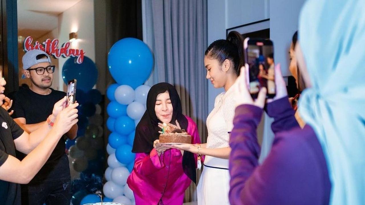 Selain kejutan dari teman-teman artis seperti Nagita dan Marshel, momen tiup lilin juga menjadi salah satu sorotan utama acara.<br>