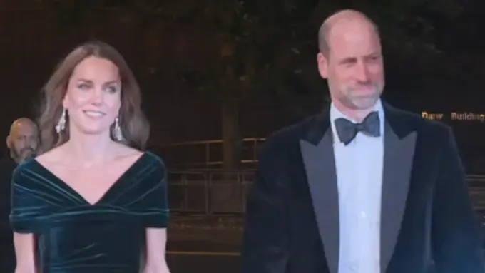 Anggunnya Kate Middleton Comeback Hadiri Royal Variety Performance, Tampil Menawan dengan Gaun Velvet dan Anting Ratu Elizabeth II