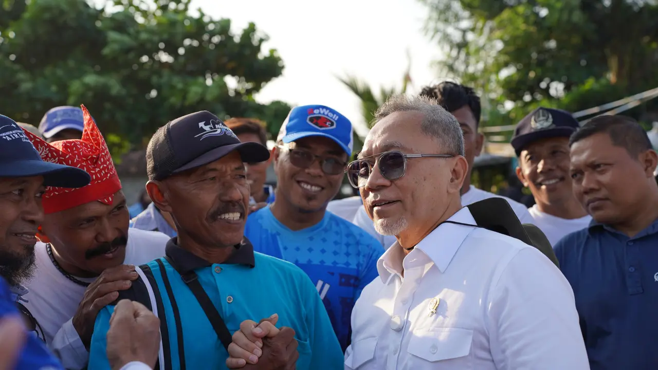 Menteri Koordinator (Menko) Bidang Pangan Zulkifli Hasan (Zulhas) melakukan dialog dengan para nelayan dan bersih-bersih pantai di Banyuwangi, pada Senin (3/2/2025).