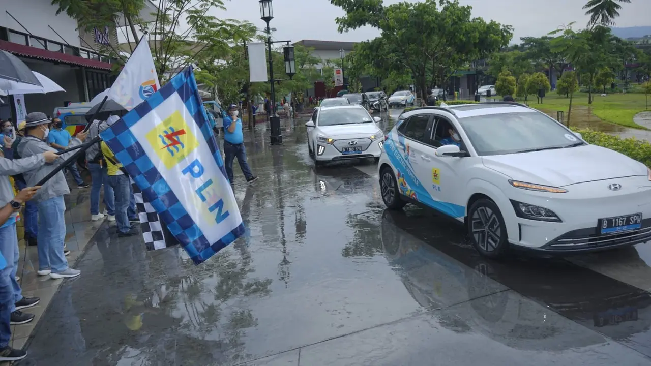 PT PLN (Persero) melakukan uji jalan mobil listrik untuk membuktikan penghematan yang bisa didapat masyarakat. Ternyata memakai mobil listrik selain penuh hemat juga tidak bising. (Dok PLN)