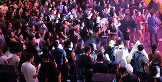 Suasana berbeda dalam festival musik genre EDM kali ini. Festival yang biasanya diselenggarakan di klub malam atau tempat tertentu, kali ini berada disebuah mall. (Deki Prayoga/Bintang.com)