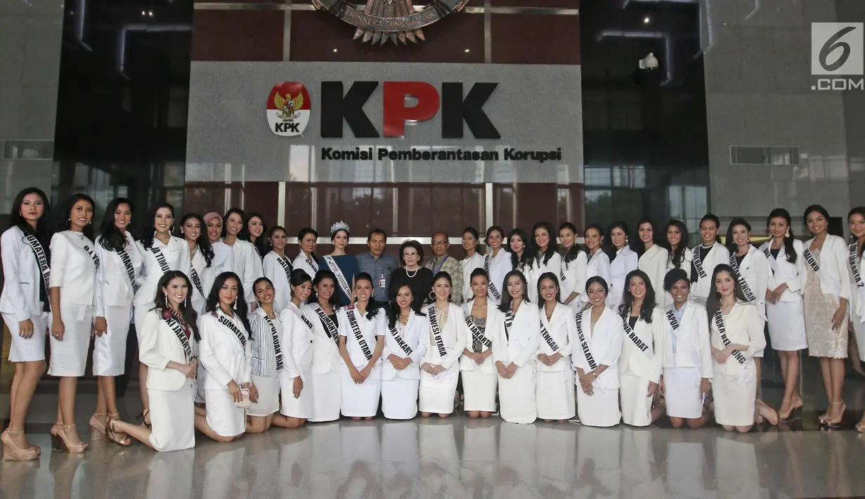 Puteri Indonesia Pariwisata 2017, Karina Nadila Niab bersama Wakil Ketua KPK Saut Situmorang serta para finalis Puteri Indonesia 2018 berfoto bersama seusai melakukan kunjungan di gedung KPK di Jakarta, Senin (5/3). (Liputan6.com/Herman Zakharia)