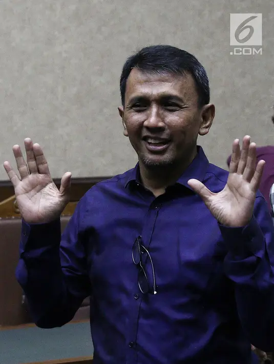 Mantan Gubernur Sumut Gatot Pujo Nugroho usai menjalani sidang lanjutan kasus suap DPRD Sumut dengan terdakwa Rijal Sirait, Fadly Nurzal, Rooslynda Marpaung dan Rinawati Sianturi di Pengadilan Tipikor, Jakarta, Rabu (5/12). (Liputan6.com/Herman Zakharia)