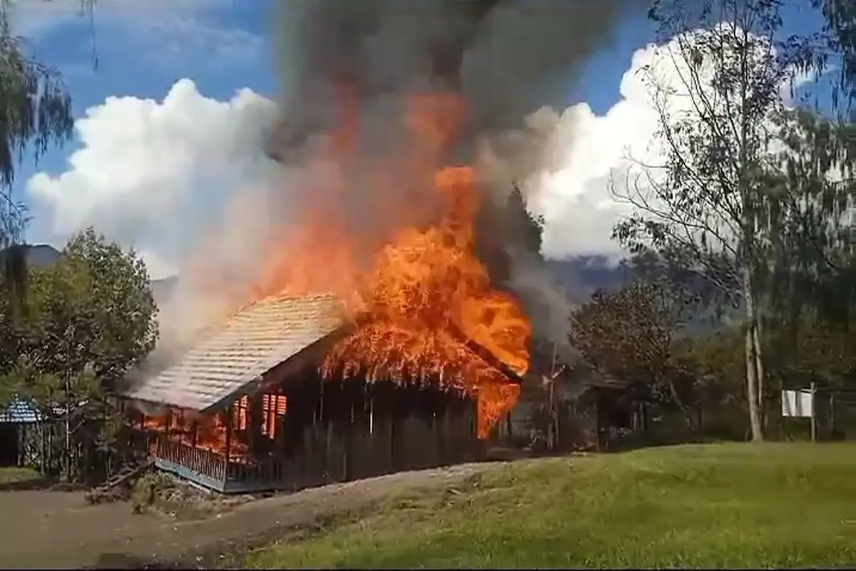 Kelompok Kriminal Bersenjata (KKB) Papua membakar bangunan Sekolah Dasar Negeri (SDN) Okbab di Kampung Borban, Distrik Okbap, Kabupaten Pegunungan Bintang pada Jumat, 12 Juli 2024.