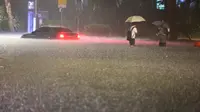 Sebuah kendaraan terendam di jalan yang banjir di Seoul, Senin, 8 Agustus 2022. Hujan lebat mengguyur ibu kota Korea Selatan, mengubah jalan-jalan Distrik Gangnam menjadi sungai. (Hwang Kwang-mo/Yonhap via AP) Baca Lebih Sedikit