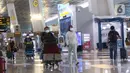 Calon penumpang berada di Terminal 3 Bandara Internasional Soekarno Hatta, Banten, Selasa (1/3/2022). Mulai hari ini pemerintah memberlakukan aturan karantina selama tiga hari bagi Pelaku Perjalanan Luar Negeri (PPLN) yang sudah memperoleh vaksinasi lengkap dan booster. (Liputan6.com/Angga Yuniar)