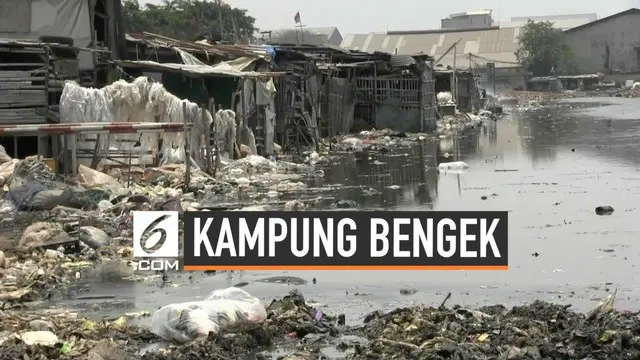 Sampah yang menumpuk di kawasan Kampung Bengek tadinya akan dibersihkan oleh petugas, namun pihak pengelola melarang karena belum memberikan izin.
