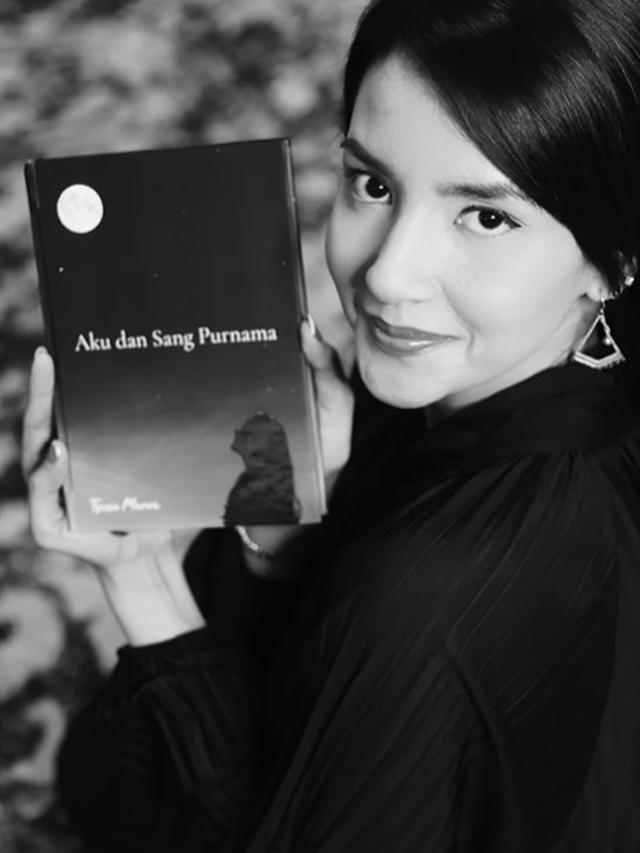 6 Potret Tsania Marwa Rilis Buku, Tumpahkan Isi Perasaannya dalam Karya Tulis