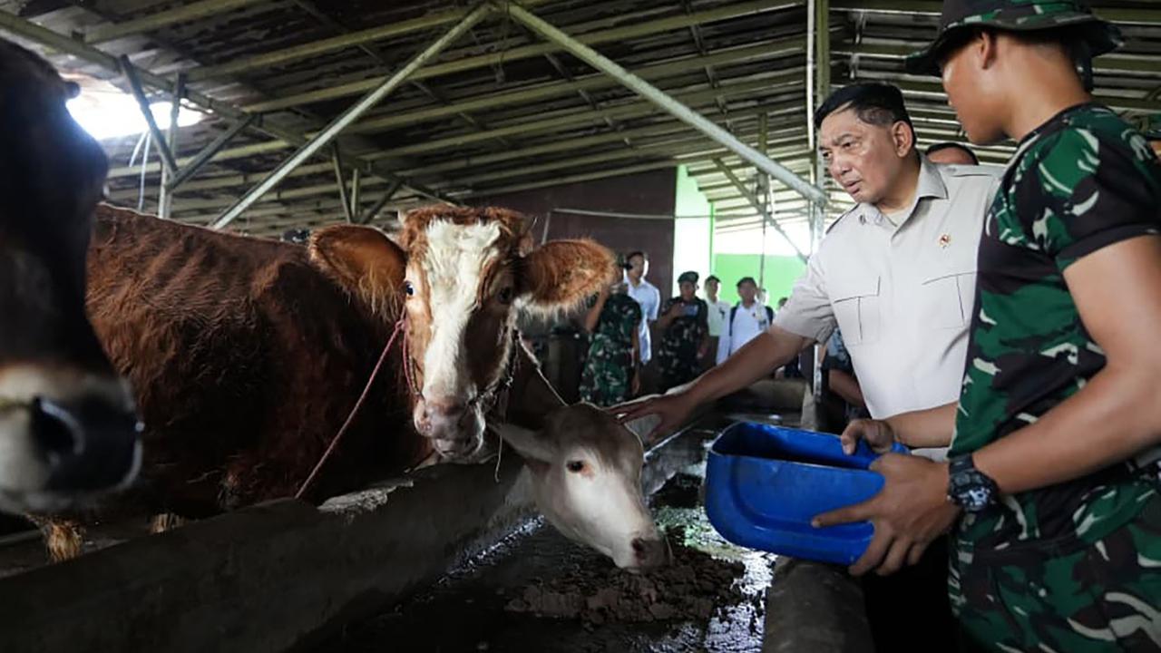 FOTO: Menhan Sjafrie Tinjau Yonif TP 843, Perkuat Sinergi Pertahanan, Kesehatan, dan Ketahanan Pangan