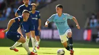 Gelandang Manchester City, Phil Foden (kanan), beraksi saat melawan Chelsea pada Community Shield 2018, di Wembley, London, Minggu (5/8/2018). (AFP/Glyn Kirk)