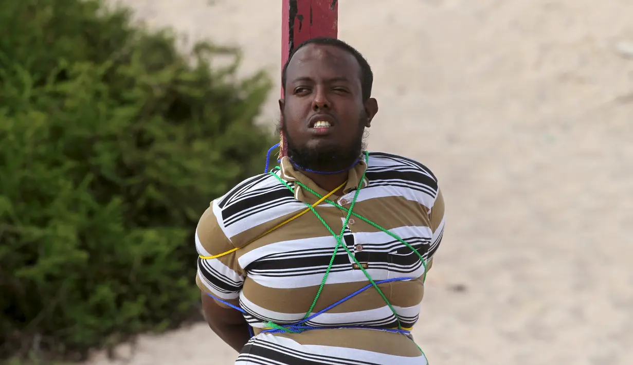 Pria yang bernama Hassan Hanafi ini ditangkap dan akan di eksekusi oleh regu tembak di Somalia, (11/4).Hassan Hanafi karena diduga terkait dalam pembunuhan sejumlah wartawan di Somalia. (REUTERS / Ismail Taxta)