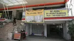 Petugas keamanan berjaga di salah satu hotel yang dijual di kawasan Jakarta, Selasa (28/9/2021). Badan Pimpinan Daerah (BPD) Perhimpunan Hotel dan Restoran Indonesia (PHRI) mengatakan selama pandemi Covid-19 kondisi industri sektor perhotelan kian memprihatinkan. (Liputan6.com/Faizal Fanani)