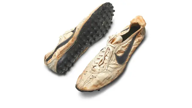 Sneaker Nike "Moon Shoe" masuk pelelangan.
