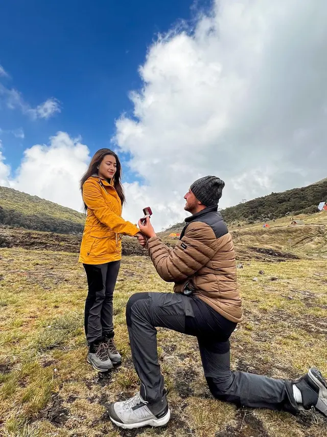 6 Potret Nathalie Holscher Dilamar Ladislao Camara, Romantis di Gunung Gede