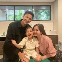 Arrasya putra Tasya Kamila dan Randi Bachtiar disunat. [Foto: Instagram/tasyakamila]