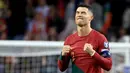 Pemain Portugal Cristiano Ronaldo melakukan selebrasi di penghujung pertandingan sepak bola Grup J Kualifikasi Euro 2024 antara Portugal dan Slovakia di Stadion Dragao, Porto, Portugal, Jumat (13/10/2023). Portugal menang 3-2 atas Slovakia. (AP Photo/Luis Vieira)