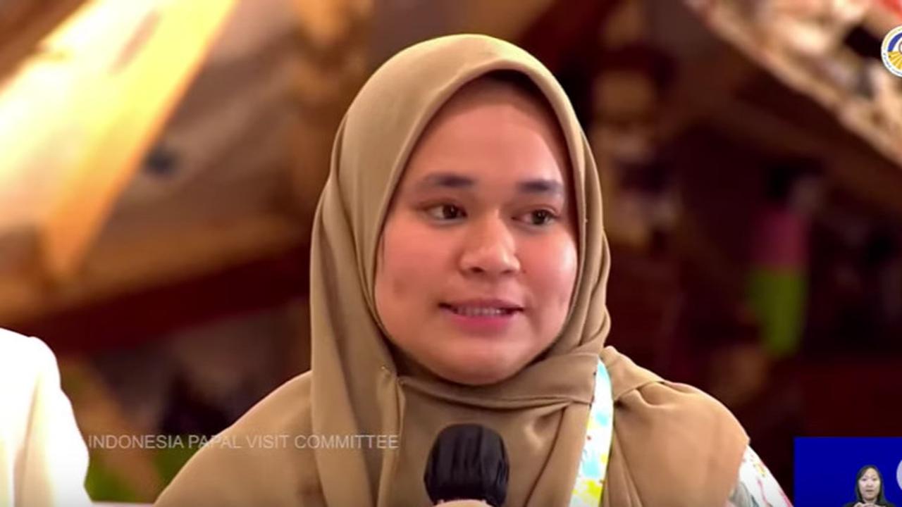Isak Tangis Guru Berhijab dari Pulau Buton di Depan Paus Fransiskus: Bawa Pesan Damai dan Pendidikan
