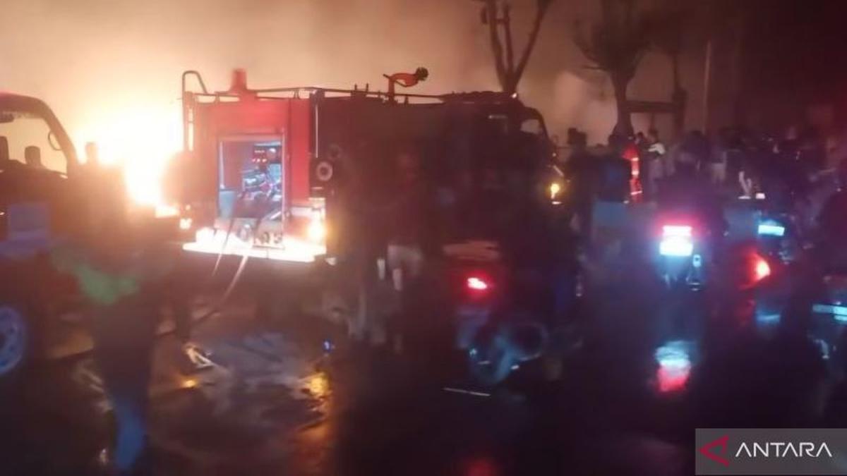 Kebakaran Lapak Kayu di Bekasi, Api Berkobar Sulit Dijinakkan