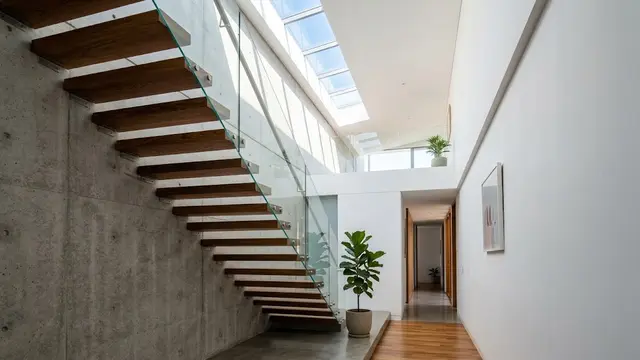 Desain Tangga Rumah Sempit dengan Skylight/AI Generated