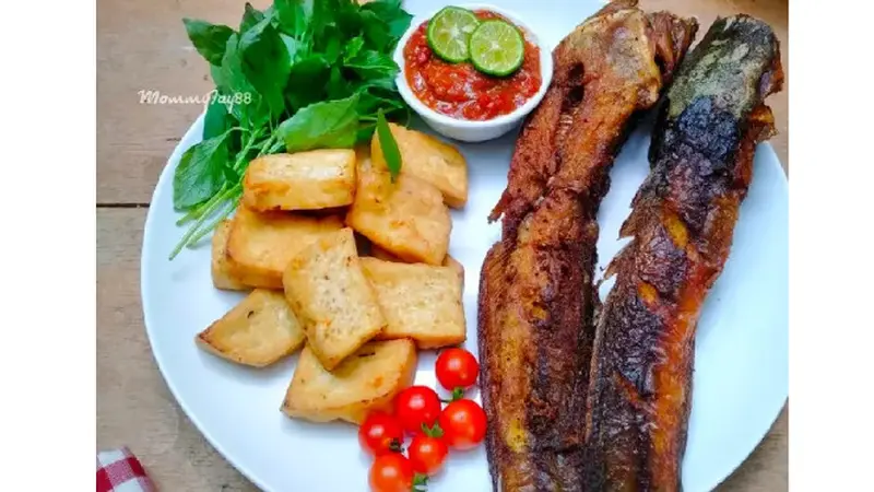 Nikmati pecel lele bersama daun kemangi yang punya manfaat luar biasa untuk jantung. Kaya akan antioksidan, daun mungil ini bantu cegah penyakit kronis dan dukung kesehatan jantung (Sumber Foto: Cookpad/@mitaniez)