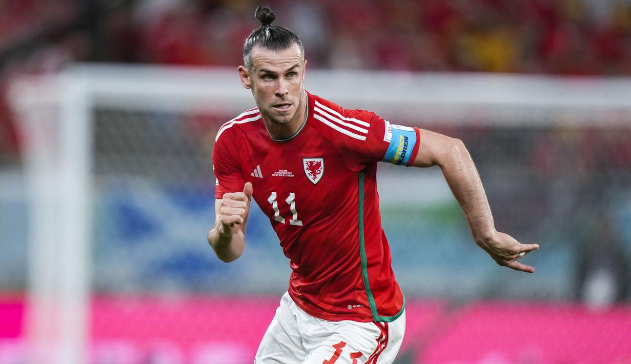 Gareth Bale menjadi kapten Wales saat bertarung di Piala Dunia 2022. Pemain Los Angeles FC menjadi penyelamat Wales lewat gol penyeimbang di laga melawan Amerika Serikat pada pertandingan pertama mereka di Piala Dunia 2022. (AP/Frank Augstein)