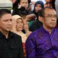 Wakil Ketua PSSI, Iwan Budianto bersama Deputi V Kemenpora, Gatot Dewabroto saat hadir di rumah duka Achmad Kurniawan di kawasan Cijantung, Jakarta, Rabu (11/1). Kiper Arema FC, Achmad Kurniawan wafat di usia 37 tahun. (Liputan6.com/Helmi Fithriansyah)