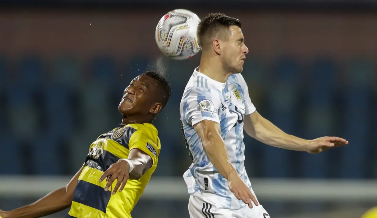 Gelandang timnas Ekuador, Carlos Grueso dan gelandang Argentina Giovani Lo Celso menyundul bola saat bersaing pada perempat final Copa America 2021 di Stadion Olimpico Pedro Ludovico, Brasil, Minggu (4/7/2021) pagi WIB. Argentina sukses mengalahkan Ekuador dengan skor 3-0. (AP Photo/Andre Penner)