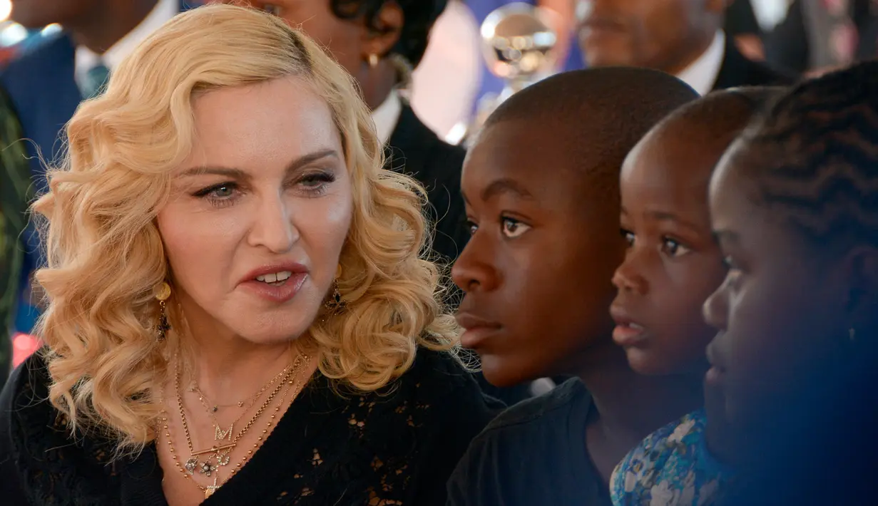 Madonna dan tiga anak angkatnya, David, Stella dan Mercy menghadiri acara pembukaan fasilitas medis The Mercy James Institute for Paediatric Surgery and Intensive Care di Rumah Sakit Queen Elizabeth, Malawi, Selasa (11/7). (AP Photo/Thoko Chikondi)