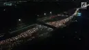 Foto aerial suasana kepadatan kendaraan yang menuju Gerbang Tol Cikarang Utama di Bekasi, Jawa Barat, Minggu (10/6) dini hari. Pada H-5 Lebaran arus mudik di ruas Tol Jakarta-Cikampek mulai mengalami kepadatan. (Liputan6.com/Arya Manggala)