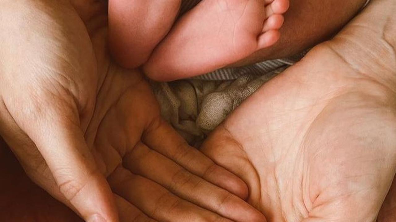 Julie Estelle melahirkan anak perempuan yang diberi nama Brielle Léïa Tjiptobiantoro.