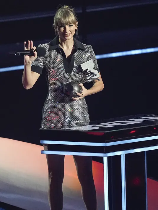Taylor Swift saat meraih penghargaan untuk "Best Video" " selama MTV Europe Music Awards 2022 di Düsseldorf, Jerman (13/11/2022). Taylor Swift meraih empat penghargaan yaitu Best Artist, Best Video, Best Pop dan Best Longform Video untuk lagu 'All Too Well (10 Minute Version) (Versi Taylor Version). (AP Photo/Martin Meissner)