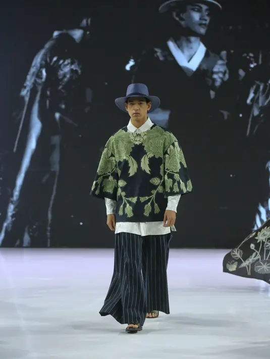 Sesuai dengan aura metropolitan Jakarta, mood koleksi SANDYAKALA SMARA kali ini berbeda. Karakter metropolitan sikap urban kota Jakarta sangat terasa di gelaran Denny Wirawan kali ini. [Foto: Document/FIMELA]