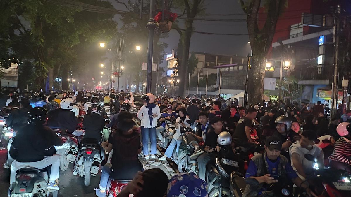 Suasana Simpang Dago Penuh Lautan Bobotoh Rayakan Persib Juara Semalam, Lalu Lintas Lumpuh