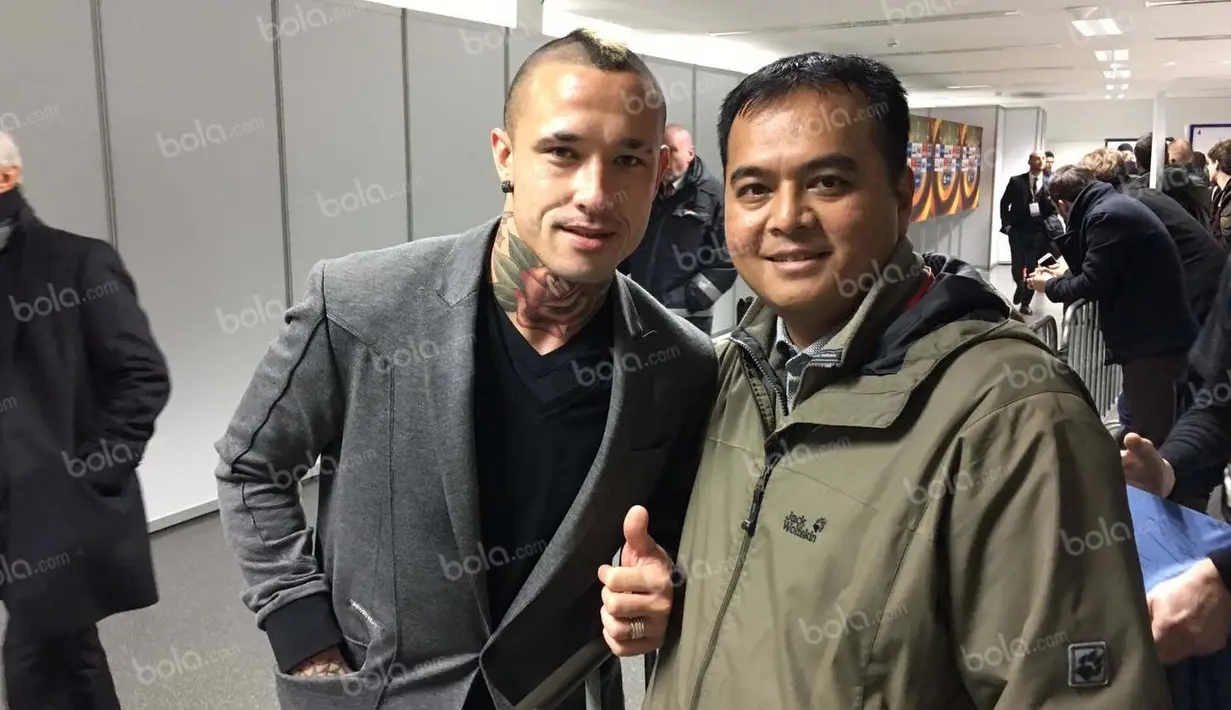 Koresponden Bola.com secara eksklusif berkesempatan berbincang dan berfoto bareng pemain AS Roma keturunan Indonesia, Radja Nainggolan. (Bola.com/Reza Khomaini)