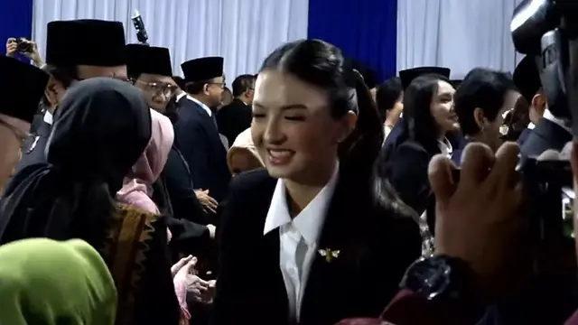 Gaya Formal Raline Shah Saat Dilantik Jadi Stafsus Dampingi Menteri Komdigi Meutya Hafid
