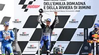 Selebrasi pembalap Monster Energy Yamaha, Maverick Vinales, di podium setelah menjuarai balapan MotoGP Emilia Romagna di Sirkuit Misano, Minggu (20/9/2020). (AFP/Adreas Solaro)