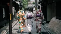 Perempuan berkimono di lorong Kyoto, Jepang. (dok. pexels.com/Satoshi Hirayama)