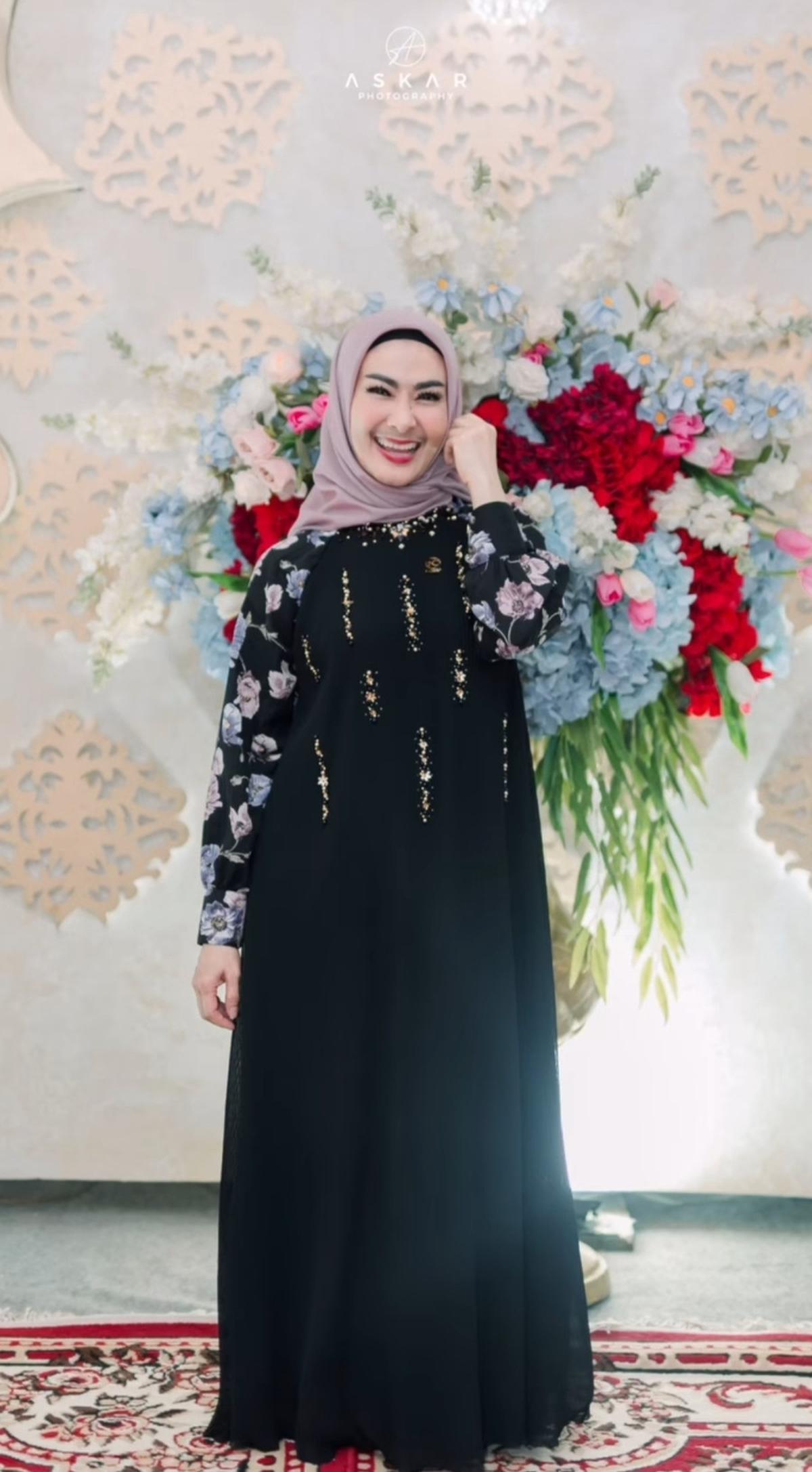 Gaun Hitam Bermotif Bunga-Bunga