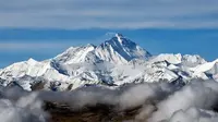 Gunung Qomolangma. (Xinhua/Zhang Jingpin)