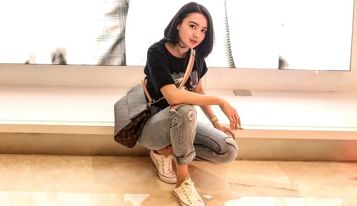 Kecantikan penyanyi dangdut kelahiran 26 Februari 1992 ini sudah menjadi rahasia umum. Sebagai publik figur, Wika Salim dituntut untuk berpenampilan menarik. Bak model profesional, Wika selalu punya cara agar penampilannya selalu modis dan tak membosankan. (Liputan6.com/IG/@wikasalim)