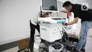 Pekerja melakukan proses instalasi salah satu unit alat kesehatan di Ruang Auditorium Gedung Kirana Rumah Sakit Umum Pusat Nasional Dr. Cipto Mangunkusumo (RSCM), Jakarta, Senin (18/12/2023). (Liputan6.com/Faizal Fanani)
