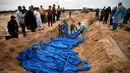 Menurut anggota-anggota komite di lokasi pemakaman, jenazah tersebut berasal dari Rumah Sakit Indonesia dan Rumah Sakit Al-Shifa di Jalur Gaza utara. (AP Photo/Mohammed Dahman)