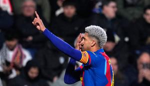 Pemain Barcelona, Ronald Araujo, merayakan gol kedua timnya dalam pertandingan perempat final Copa del Rey antara Albacete dan Barcelona di Spanyol, Rabu (4/2/2026) dini hari WIB. (AP Photo/Manu Fernandez)