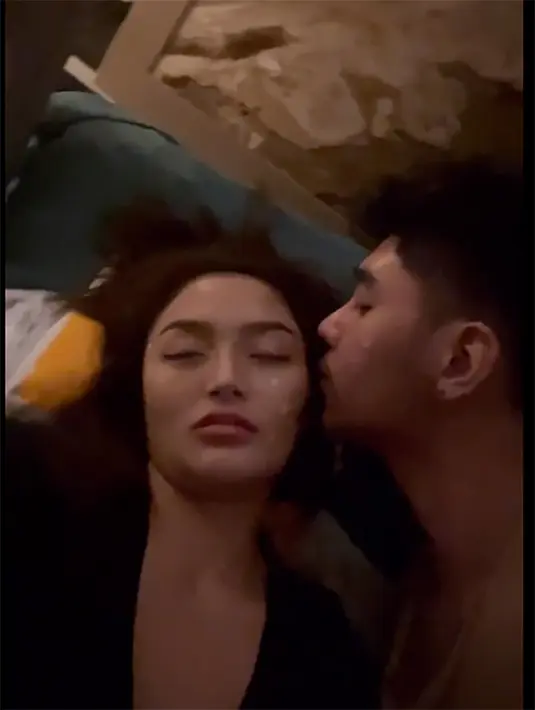 Krisjiana yang tak bisa membantu istrinya merasa kasihan. Kris memberikan perlakuan manis buat sang istri dengan memberikan selimut serta memberikan kecupan hangat sembari membelai rambut Siti Badriah yang tertidur sembari duduk. Unggahan tersebut membuat banyak warganet baper. [Instagram/krisjianabah]