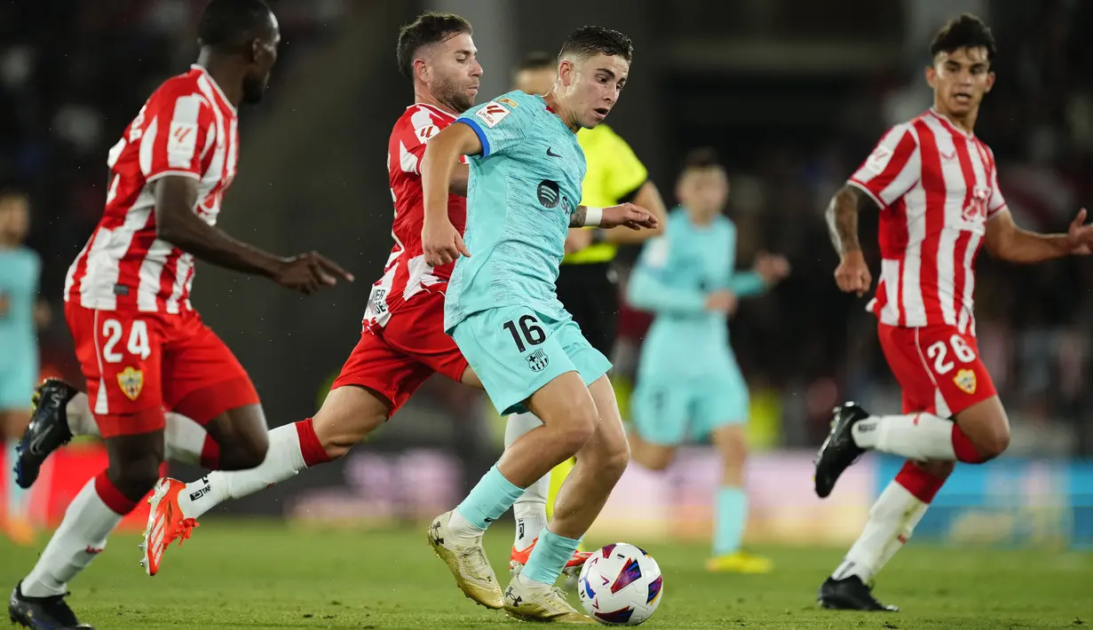 Pemain Barcelona, Fermin Lopez, berusaha melewati pemain Almeria dalam laga jornada 36 La Liga di Power Horse Stadium, Jumat (17/5/2024). (AP Photo/Jose Breton)