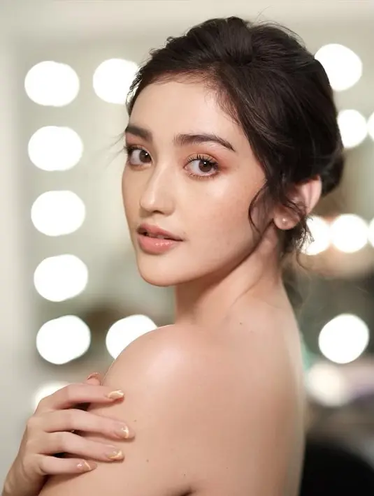 Ranty Maria tampil cantik dengan riasan wajah natural. Cantik tanpa kesan berlebihan, Ranty Maria memamerkan pesonanya dalam nuansa makeup nude. Foto: Instagram.