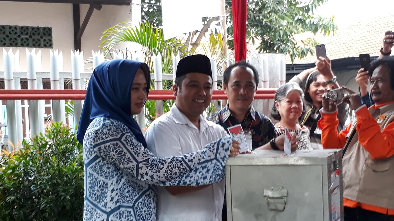 Calon Wali Kota Tangerang Arief R Wismansyah, bersama istri Aini Wismansyah datangi TPS 7 di Gang Teladan 1 RT 03/04, Kelurahan Sukajadi, Kecamatan Karawaci, Kota Tangerang, Rabu (27/6/2018).